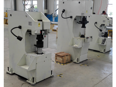 后橋總成壓裝機